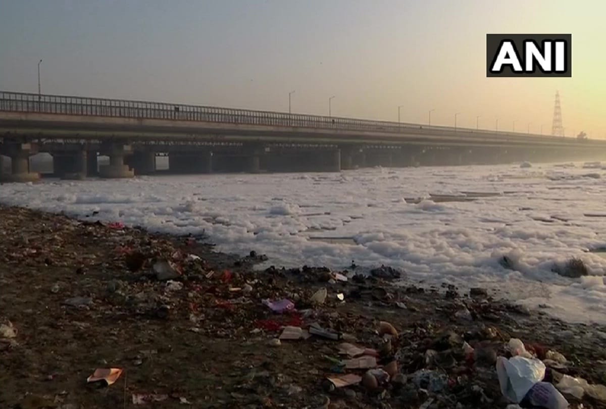 Toxic foam was floating on the surface of Yamuna river 