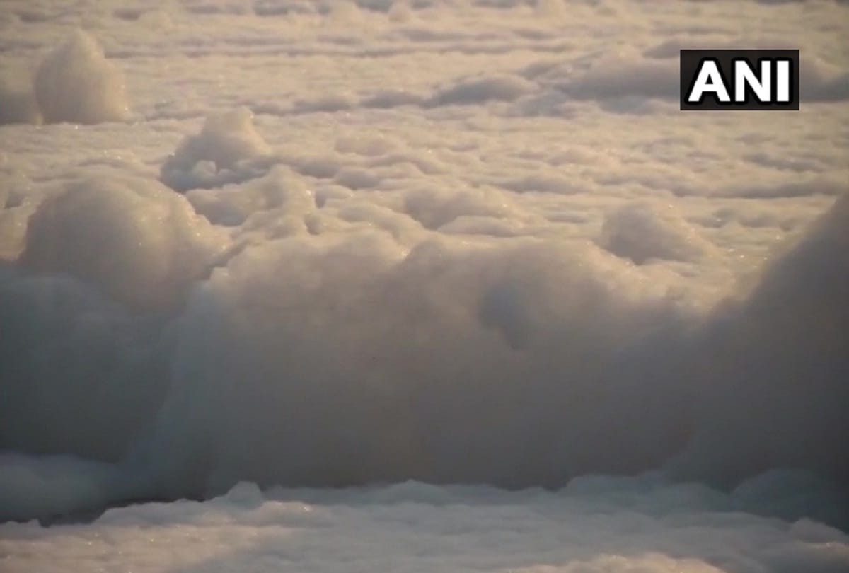 Toxic foam was floating on the surface of Yamuna river 
