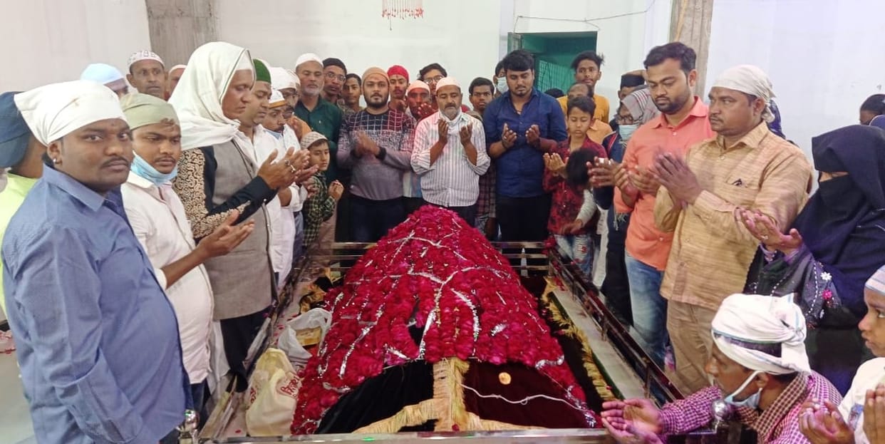 Zionists pray for Hazrat Syed Mansoor Baba's bed by chanting