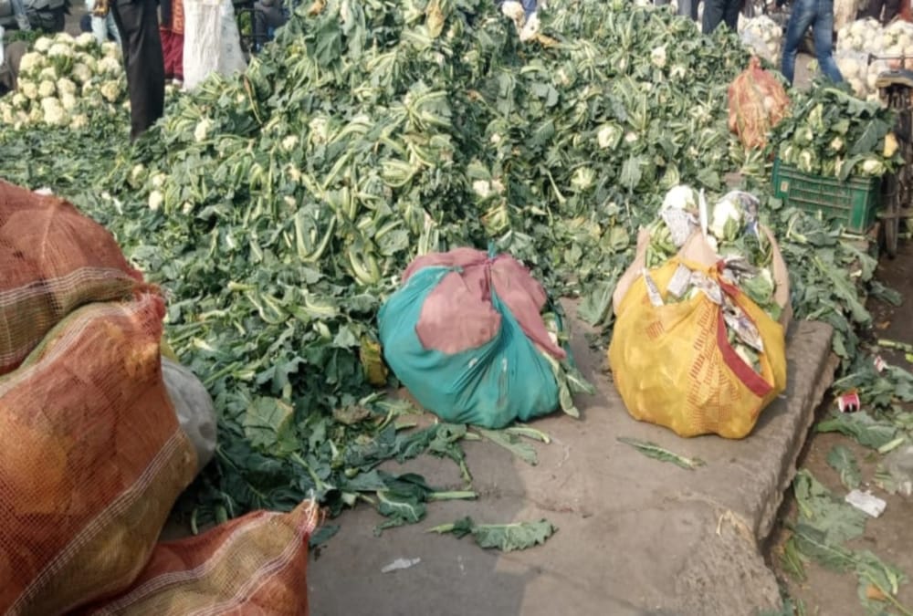 Jammu and Kashmir: Brinjal and ladyfinger being taken from farmers at Rs 5 per kg in mandis, Rs 20-25 per kg being sold at the shop