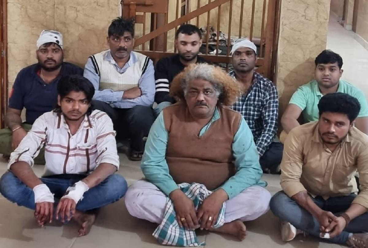 Clash broke between two chat shopkeepers in baghpat Einstein look goes viral in social media