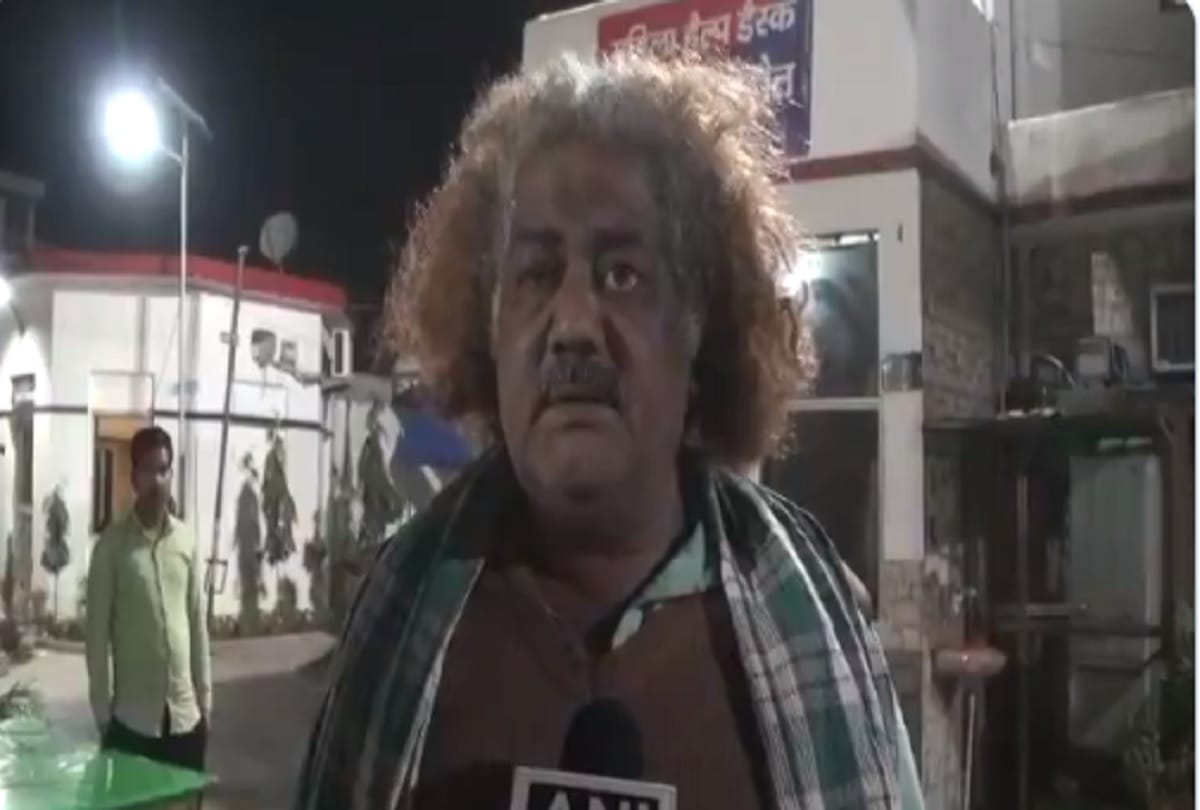 Clash broke between two chat shopkeepers in baghpat Einstein look goes viral in social media