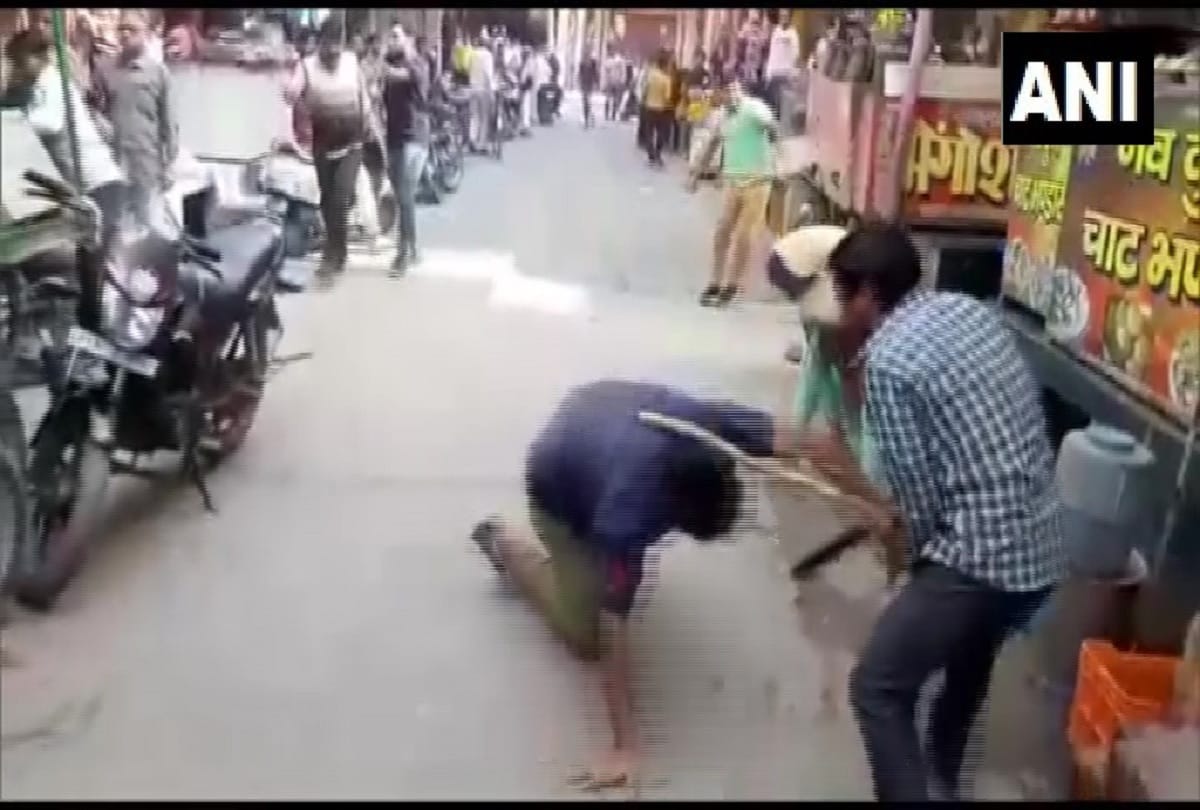 Clash broke between two chat shopkeepers in baghpat Einstein look goes viral in social media