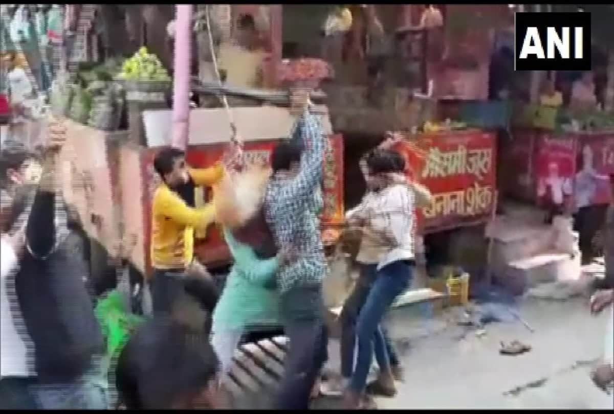 Clash broke between two chat shopkeepers in baghpat Einstein look goes viral in social media
