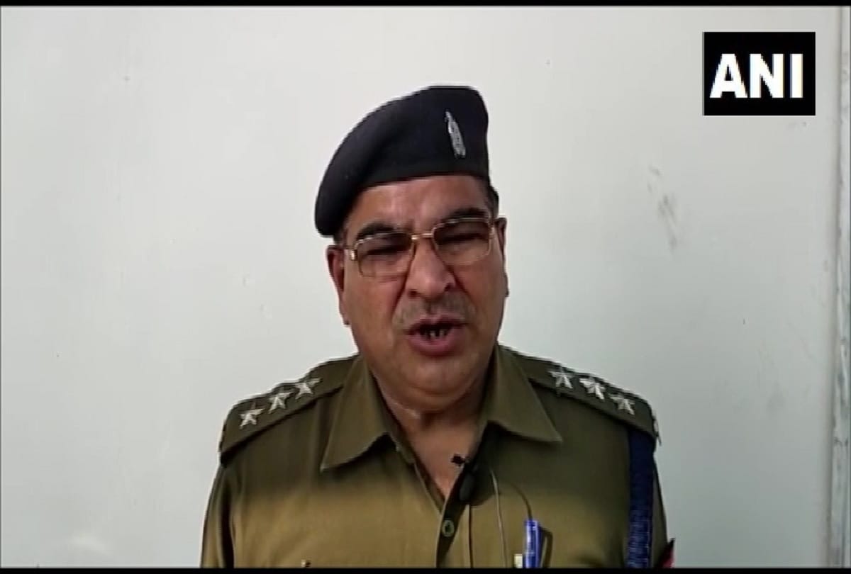 Clash broke between two chat shopkeepers in baghpat Einstein look goes viral in social media
