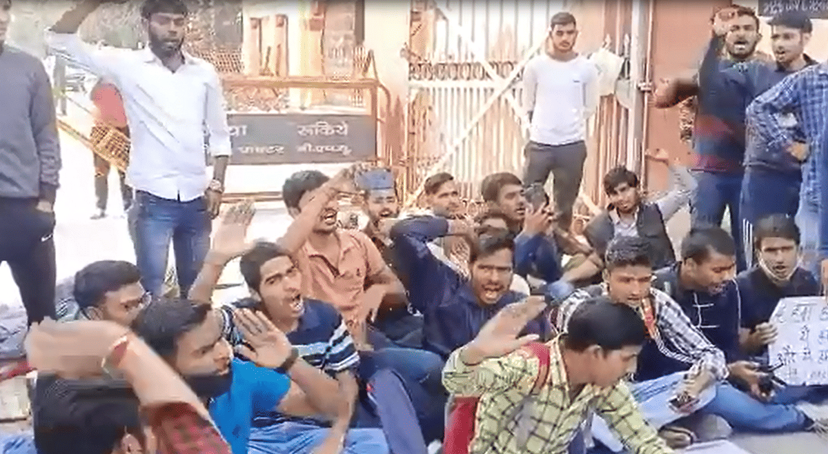 BHU students protest at main gate in singhdwar for running first and second year classes