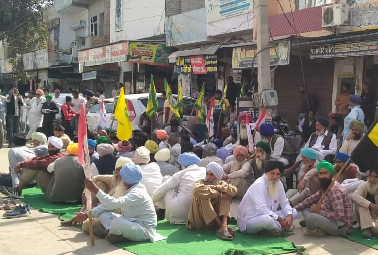 Haryana : Farmers Protest outside Jakhal Municipality