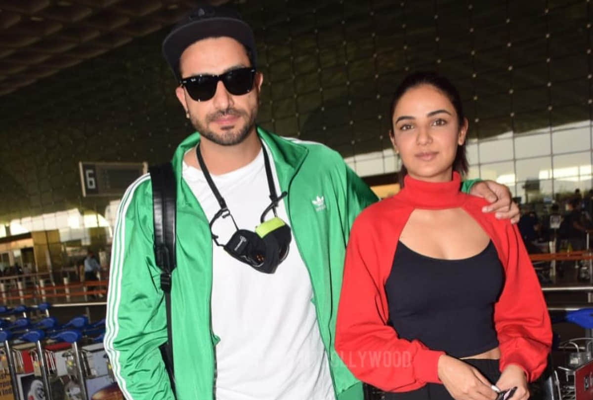 Bigg boss 14 contestants Aly Goni and Jasmin Bhasin spot in airport go for Kashmir Jasmin wear red arm warmer sweater