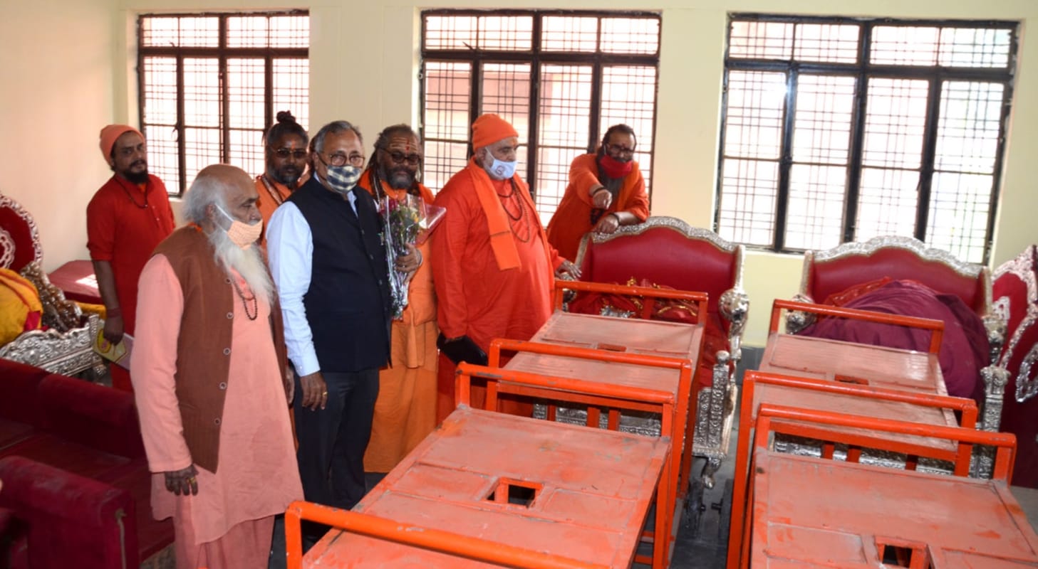 Haridwar kumbh 2021 news : Toilets provided in front of religious paintings wall