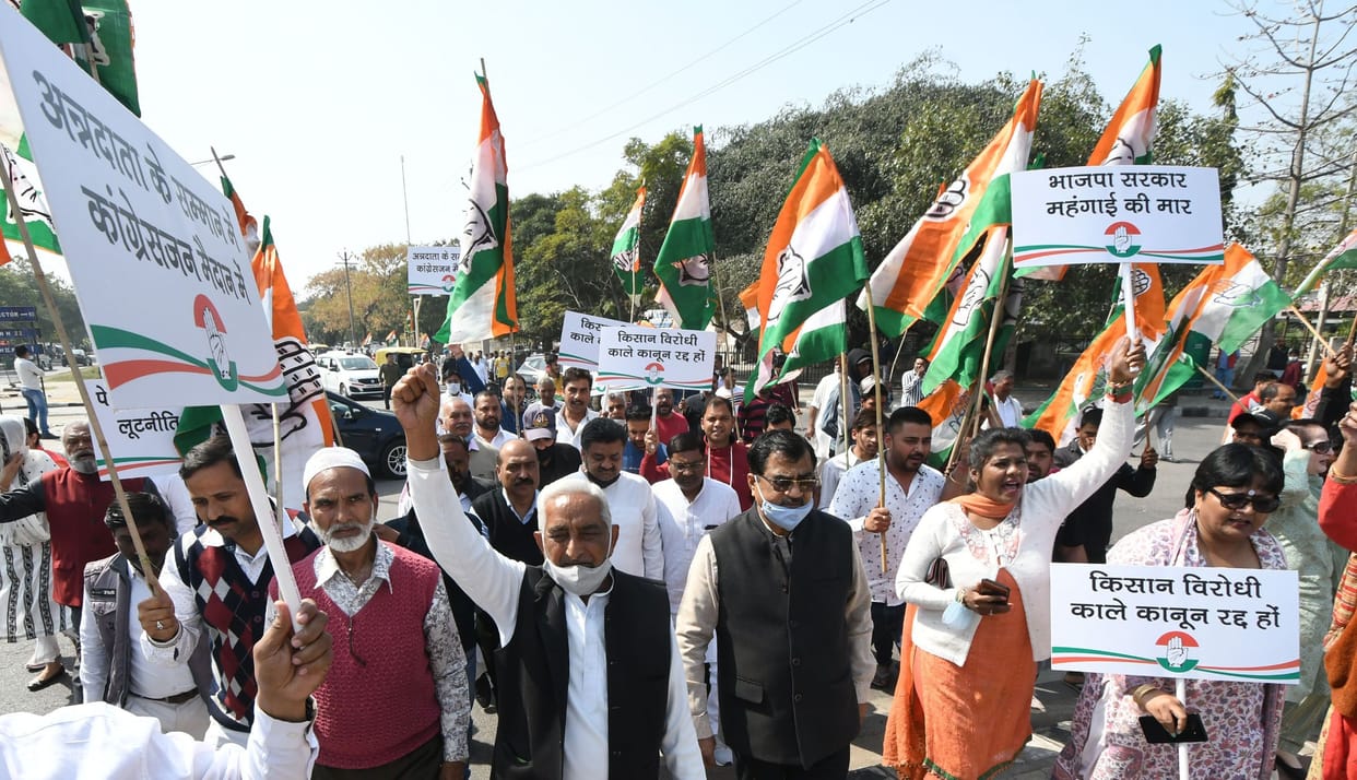 Congress protests against the increase in petrol and diesel and cooking gas prices