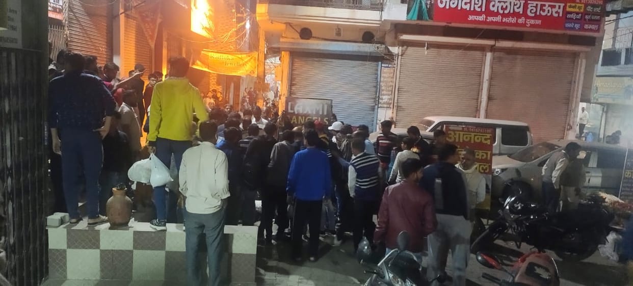 Two youths try to rob the jewelery seller, the third one escaped