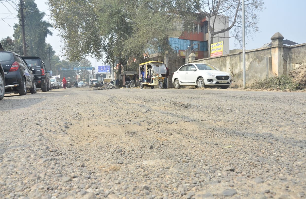 road not okay in moradabad yogi government anounce money for repairment in budget 2021 22