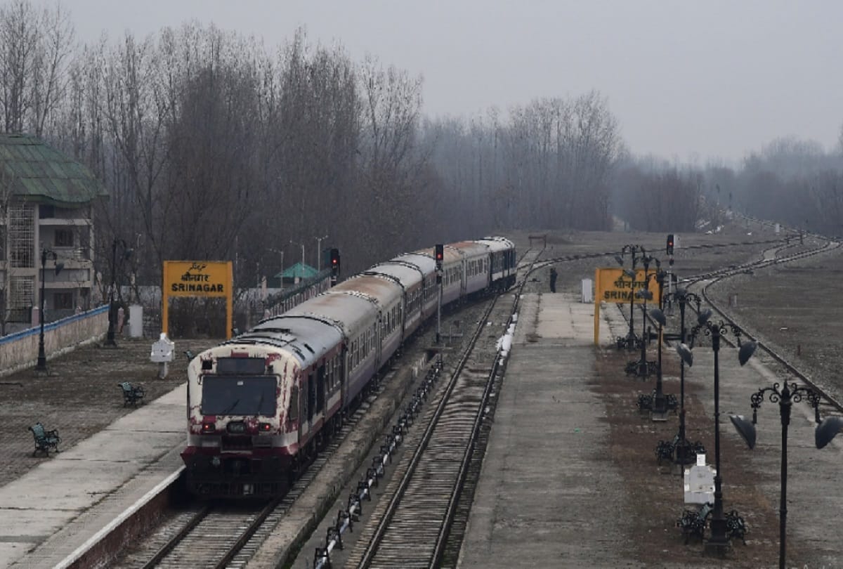 train running between baramulla banihal after 11 months closed due to coronavirus