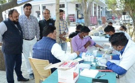 Hathras: Health check up of people in camp
