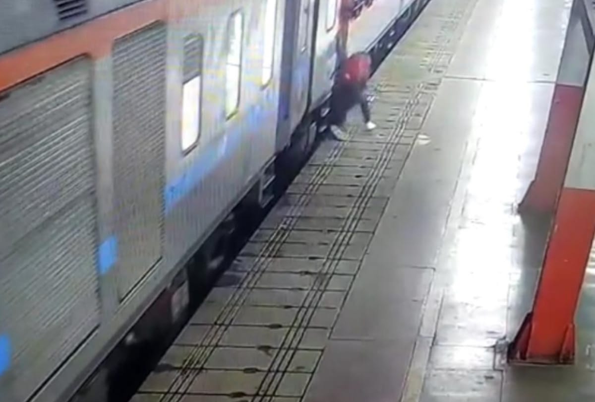 Woman passenger saved from the moving train in Lucknow