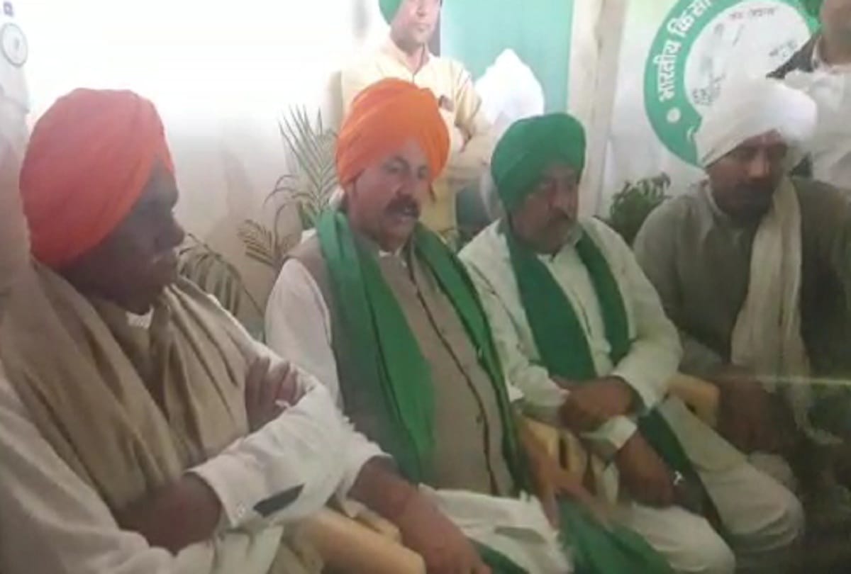 bhartiya kisan union President Naresh Tikait reached at UP Gate