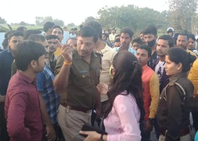 छात्र-छात्राओं को समझाते दरोगा।