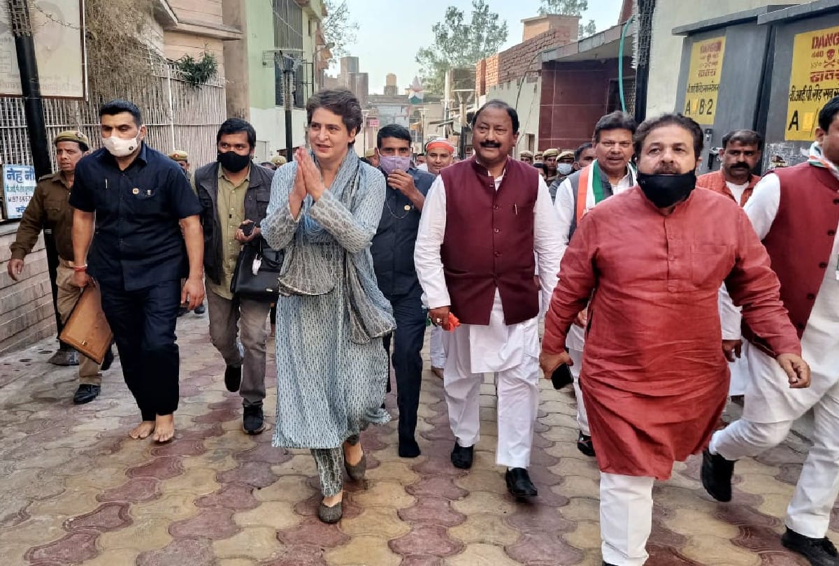 Priyanka Gandhi Vadra Reached Banke Bihari Mandir Vrindavan