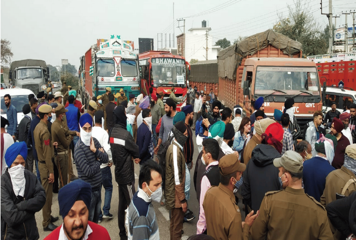 protest in Jammu for the release of those arrested in the Red Fort violence case