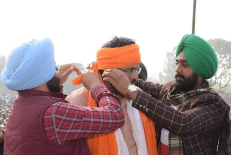 Pagdi Sambhal is a song sung by editor of Punjab newspaper