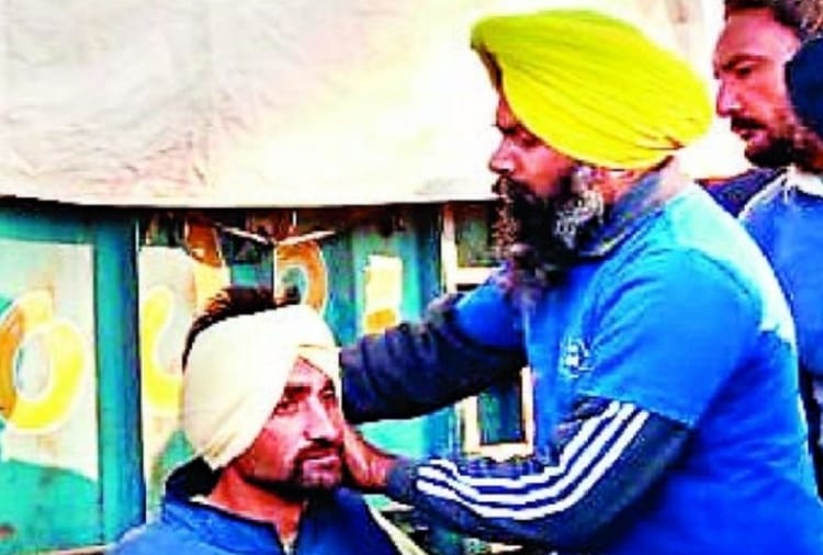 Pagdi Sambhal is a song sung by editor of Punjab newspaper