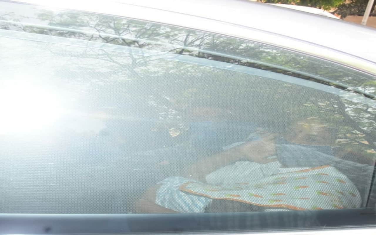 Kareena Kapoor and Saif Ali khan brings new born son home