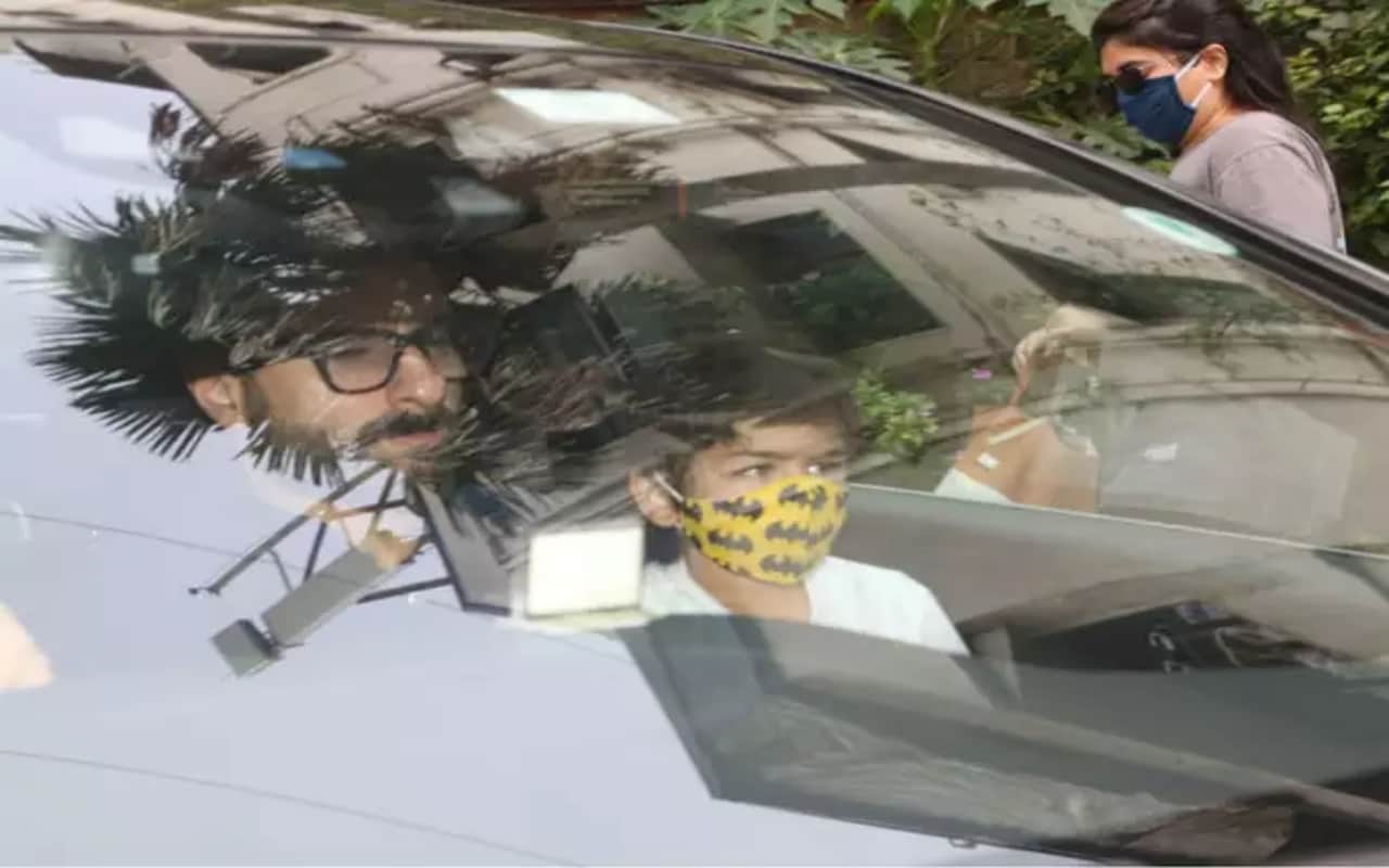 Kareena Kapoor and Saif Ali khan brings new born son home