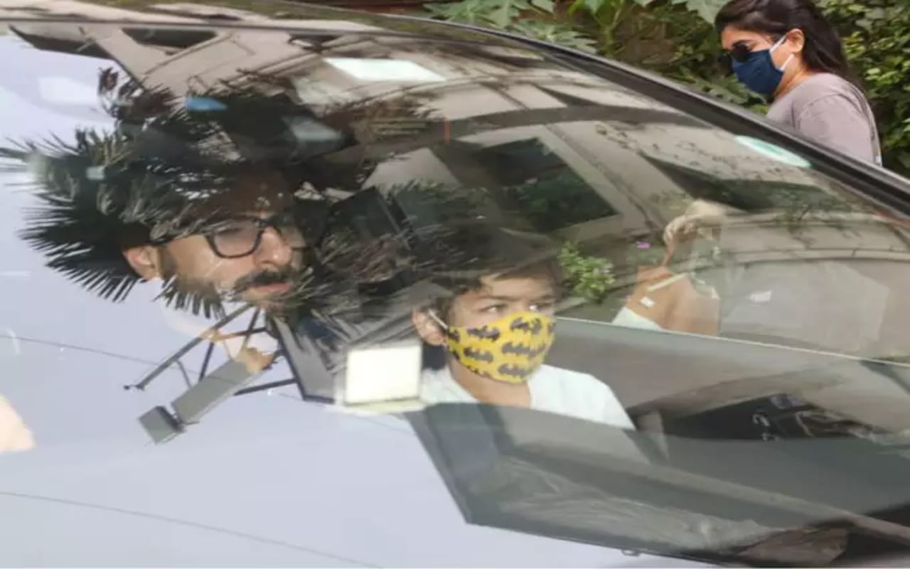 Kareena Kapoor and Saif Ali khan brings new born son home