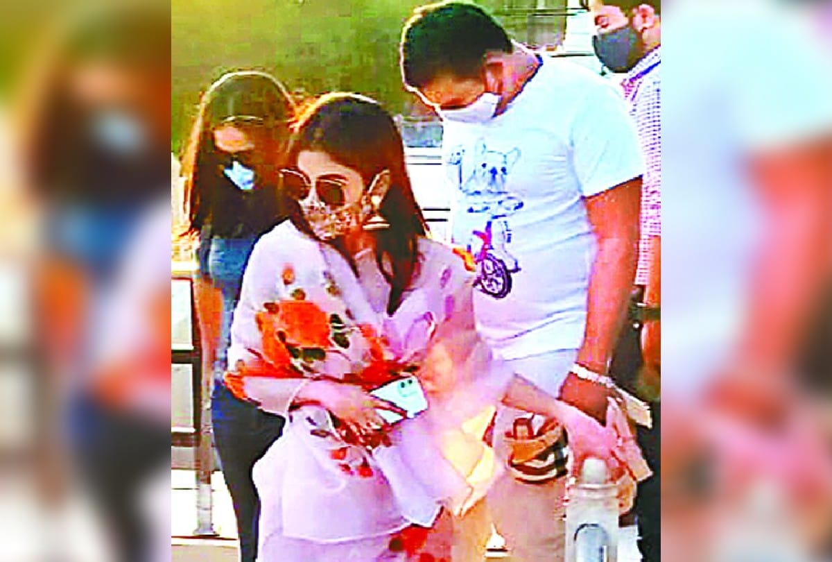 Yami Gautam Visits Taj Mahal During Film Shooting