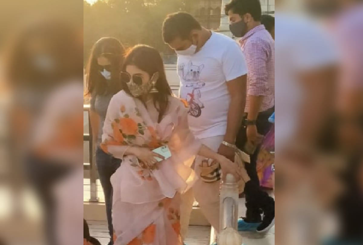 Yami Gautam Visits Taj Mahal During Film Shooting