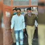 दुष्कर्म के आरोपी को ले जाती पुलिस
