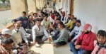 पिथौरागढ़ कलक्ट्रेट में पानी के लए प्रदर्शन करते कांग्रेस कार्यकर्ता।