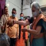 गोवर्धन मंदिर में पूजा करतीं राज्यपाल आनंदीबेन पटेल