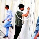 ताजमहल के पत्थरों पर नाम लिखता युवक