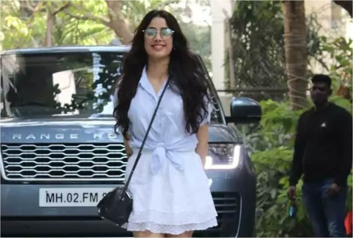 Janhvi kapoor manager spotted manhandling a fan who came close to actress  for selfie see video