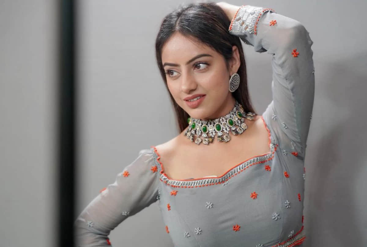 diya aur bati hum fame deepika singh flaunts curvy figure in silver sequin saree with deep neck blouse