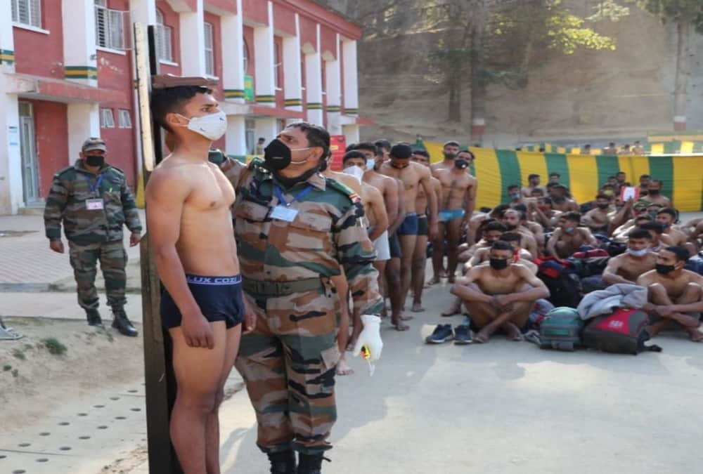 Indian Army Bharti Rally in Uttarakhand: Youth Crowd for Making Covid Certificate in Almora