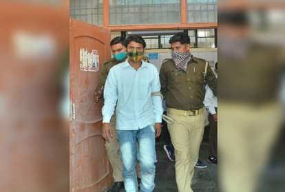 दुष्कर्म के आरोपी को ले जाती पुलिस