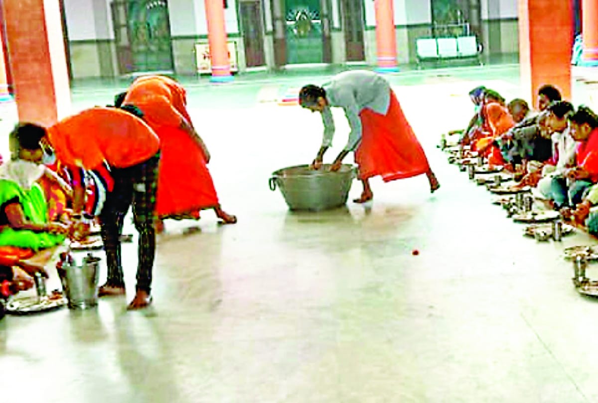 'Ram Rasoi', satisfying the devotees in Ramnagri, about one thousand visitors daily eat free food