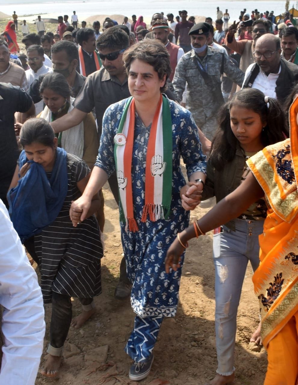 Priyanka gandihi will  give 10 lakh rupees to fisherman for refurnishing of thier boats