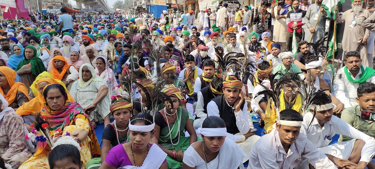 Farmers of Chhattisgarh reached peacock border by putting peacock feathers on their head