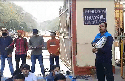 BHU students protest at main gate in singhdwar for running first and second year classes