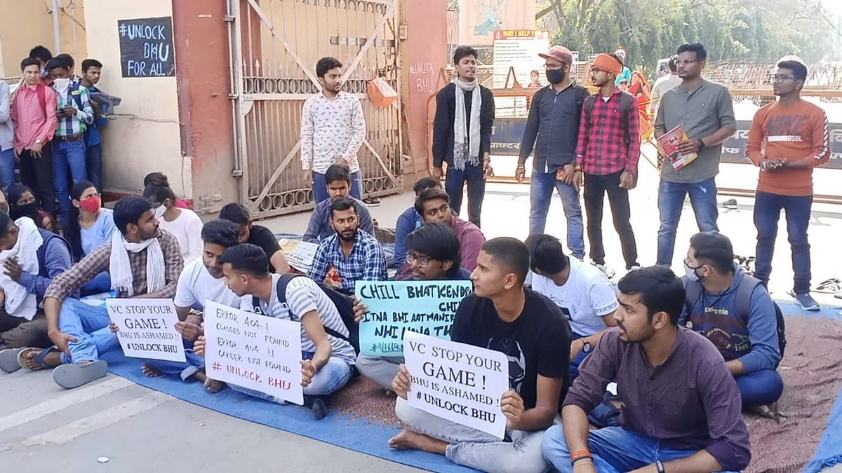 BHU students protest at main gate in singhdwar for running first and second year classes