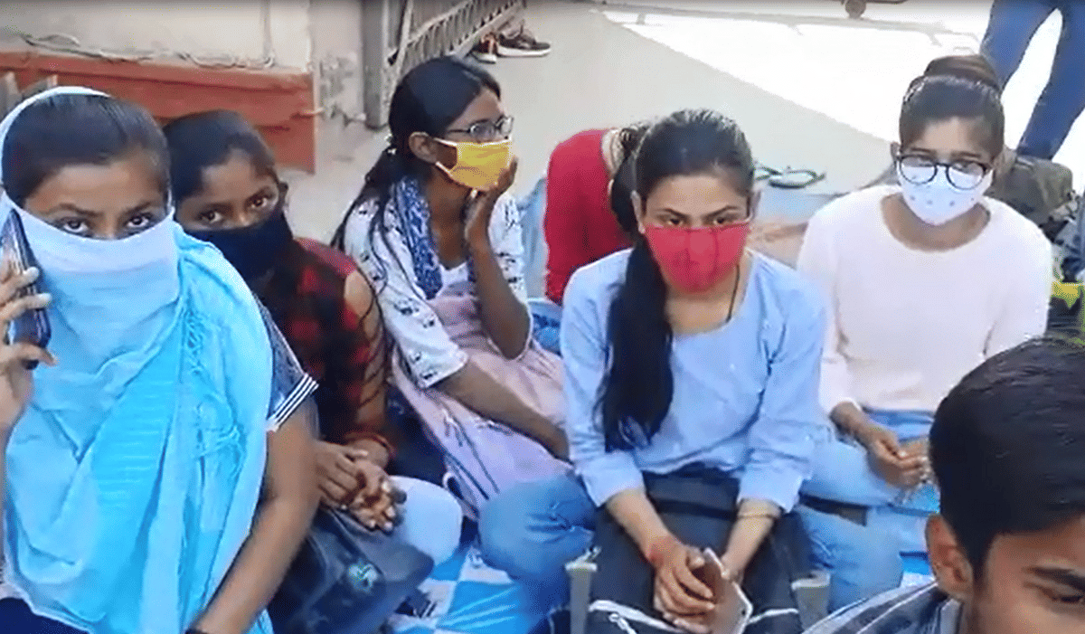 BHU students protest at main gate in singhdwar for running first and second year classes