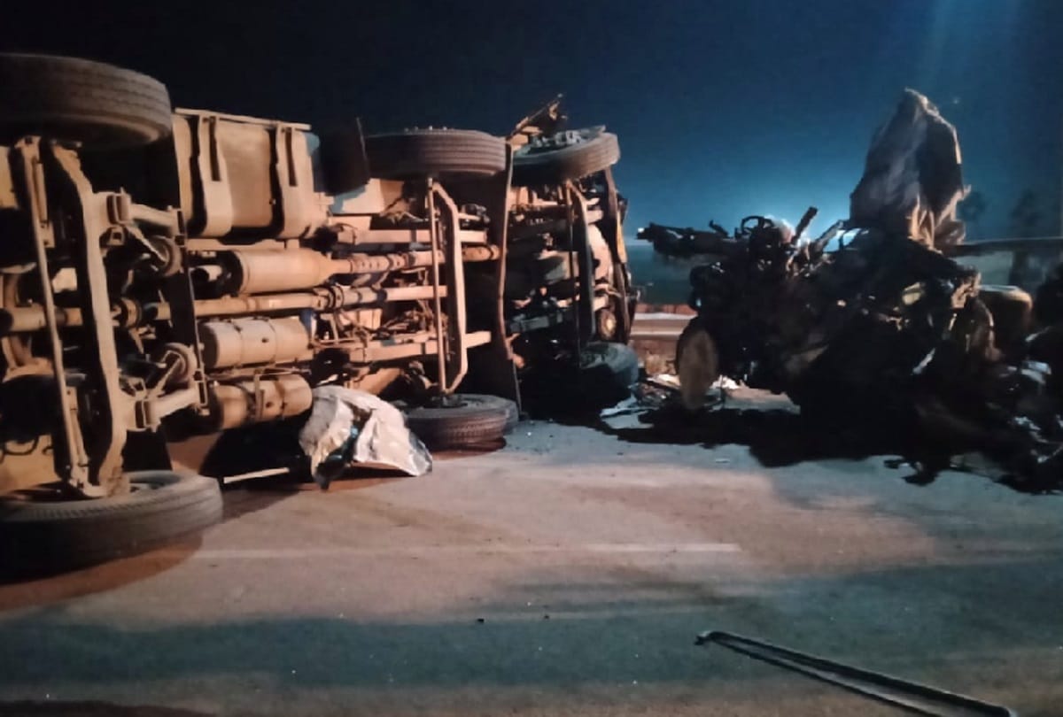 Agra Delhi Yamuna Expressway Accident News: seven people dead after a innova car collided with a tanker on the yamuna expressway
