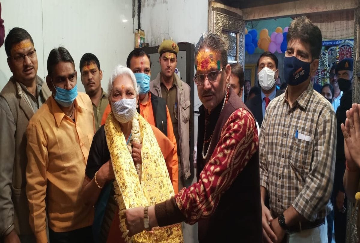 Up Governor Anandiben Patel Reach Govardhan Bya Golf Cart