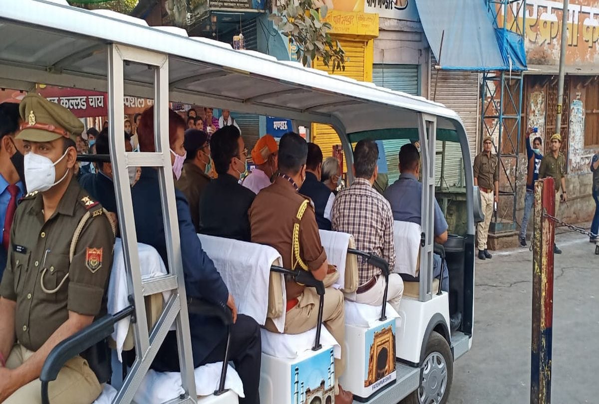 Up Governor Anandiben Patel Reach Govardhan Bya Golf Cart