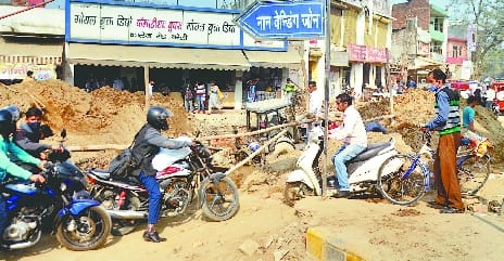 First Khurram Gauntia Road closed, now Roadways Bus Adda Road from Bareilly College also closed