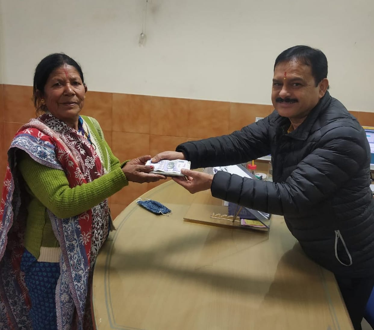 Chief Manager Kandpal returned Rs 20,613 to woman