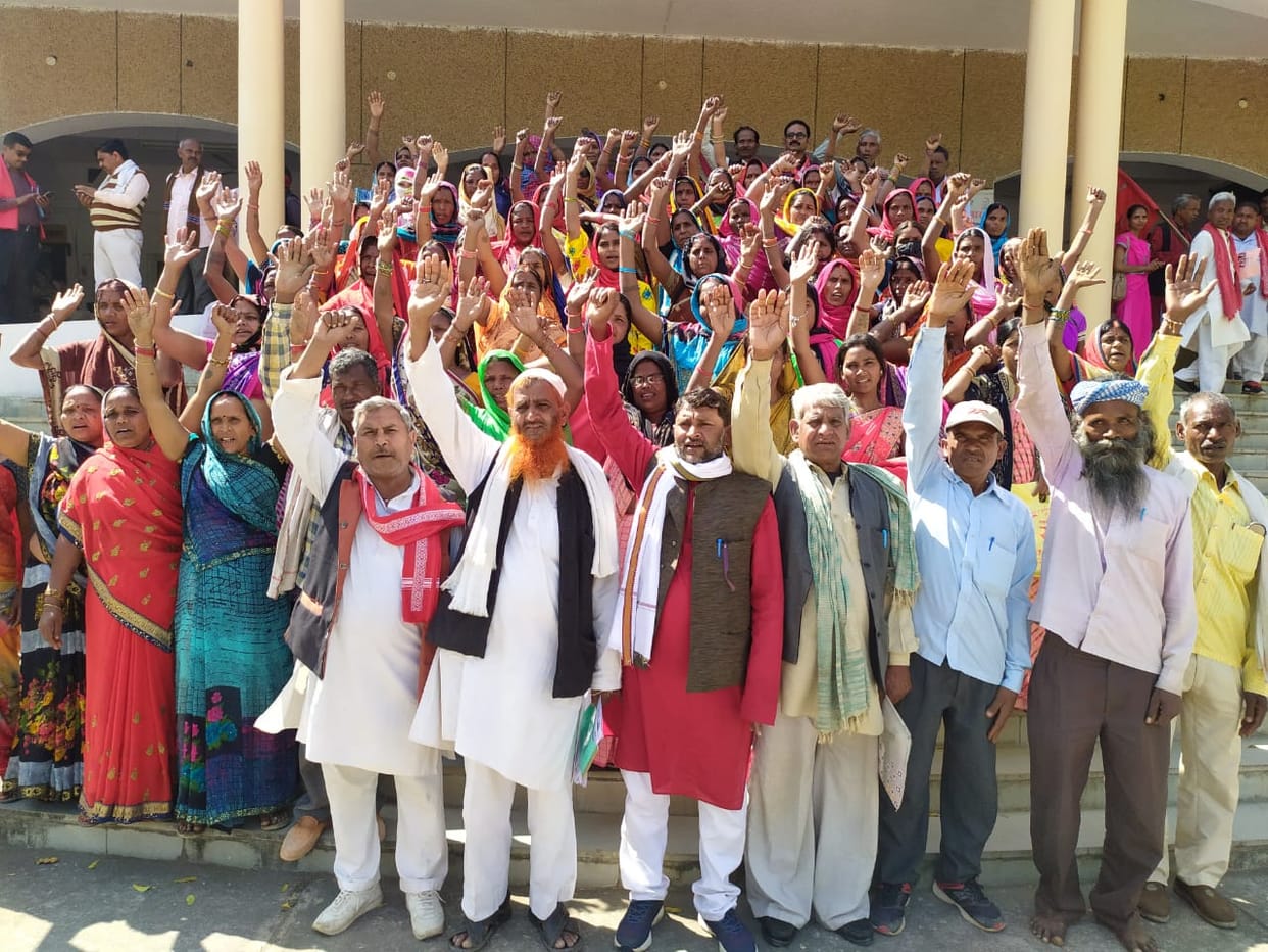 Cooks demonstrated on the collectorate regarding the demands